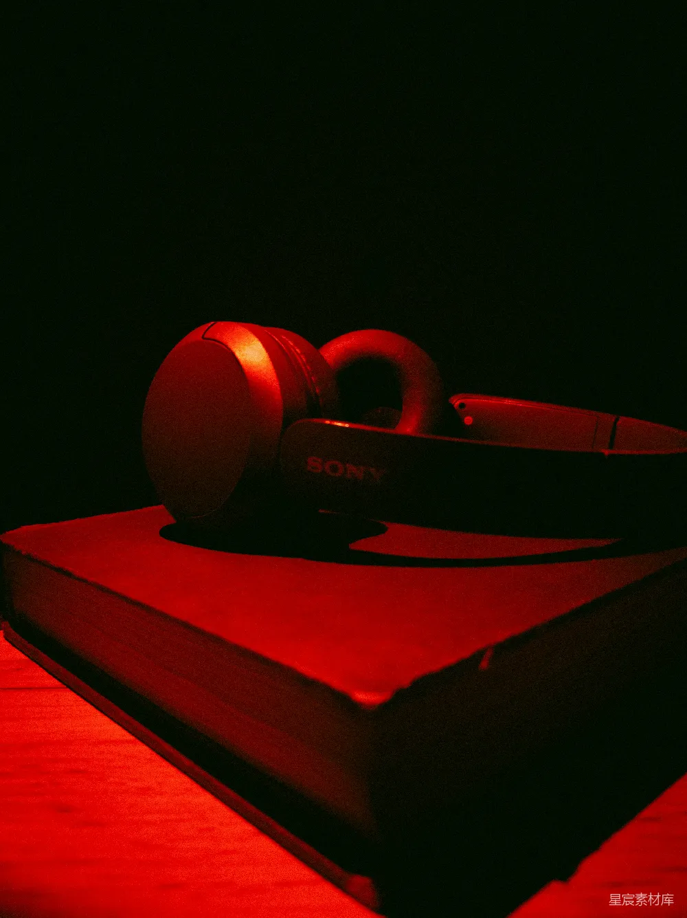 高清摄影 Sony耳机 红色光影 科技产品 静物摄影 现代风格 Sony耳机的红色光影