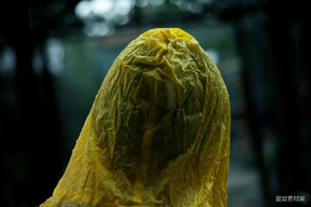高清摄影 雨天 人物 黄色 雨伞 孤独 雨中黄衣人