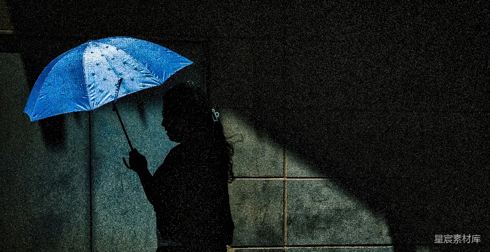 高清摄影 雨天 孤独 人影 孤独的背影 雨伞 雨中剪影