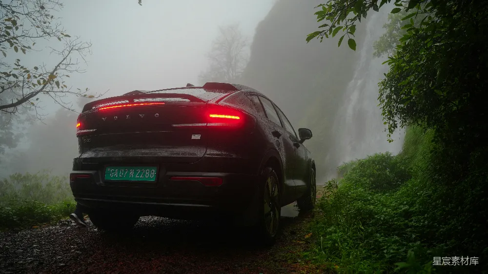 高清摄影 汽车 自然风光 雨景 瀑布 户外 雨中的瀑布与SUV
