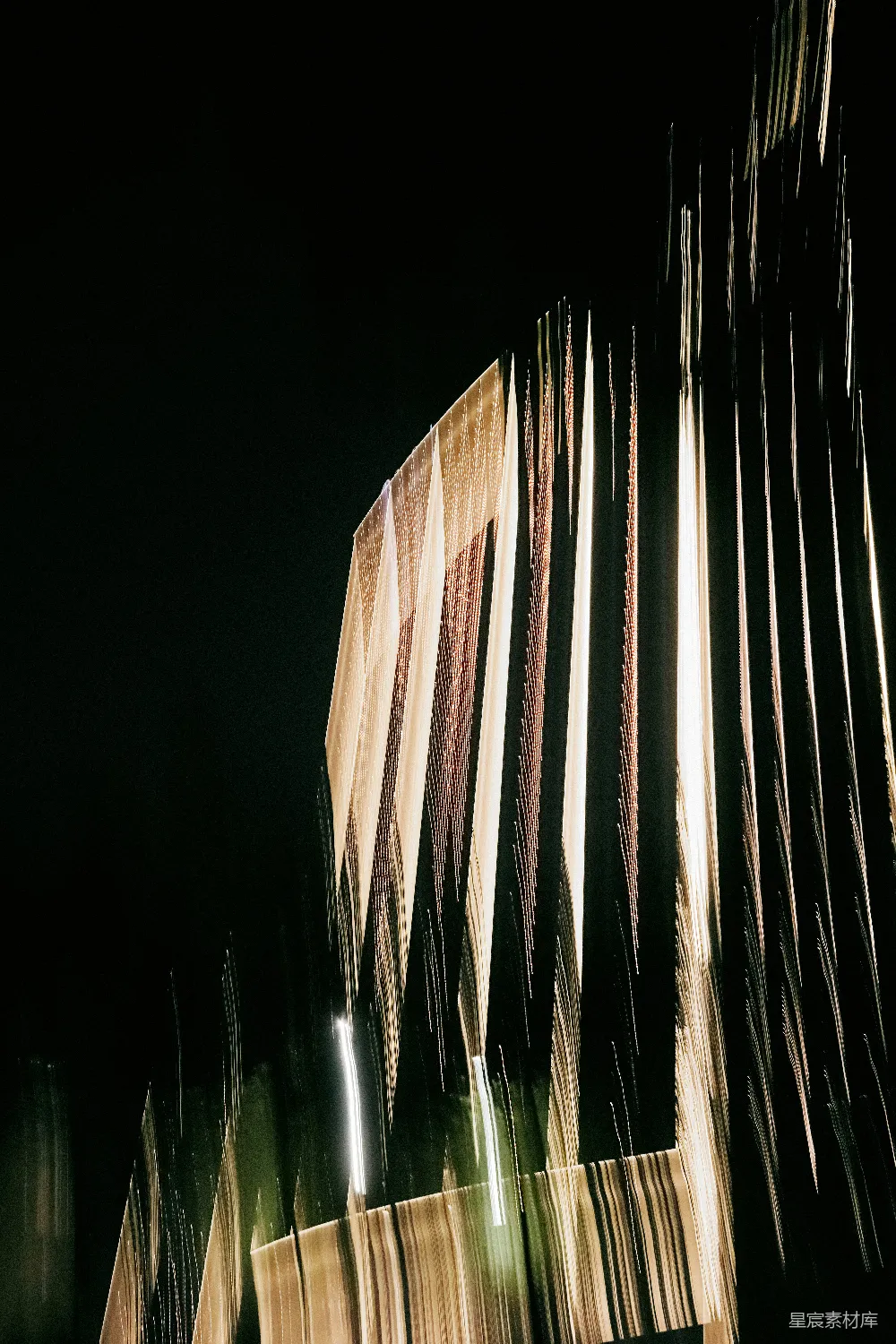 高清摄影 建筑 夜景 线条艺术 光影效果 现代设计 夜空下的建筑剪影