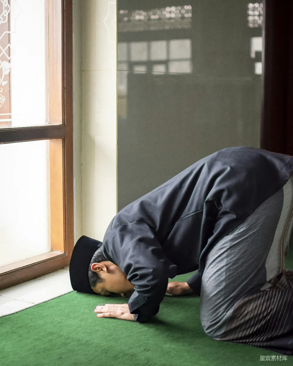 高清摄影 祈祷 宗教 信仰 宁静 室内 虔诚的祈祷者