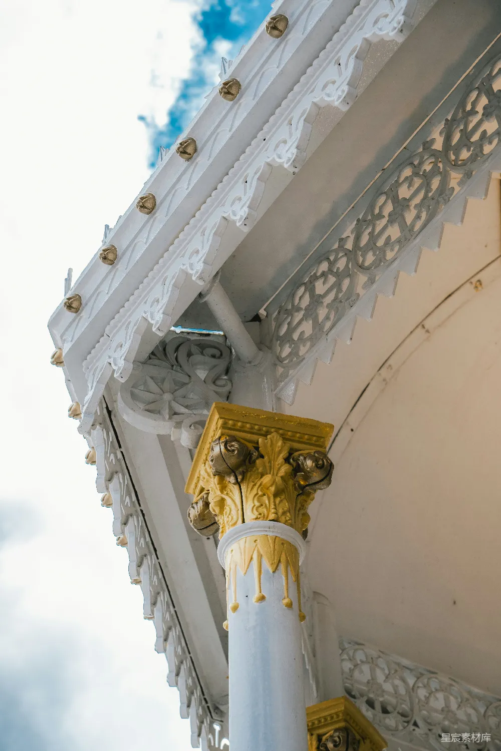 高清摄影 建筑 艺术 柱头 装饰 户外 白色建筑上的金色柱头