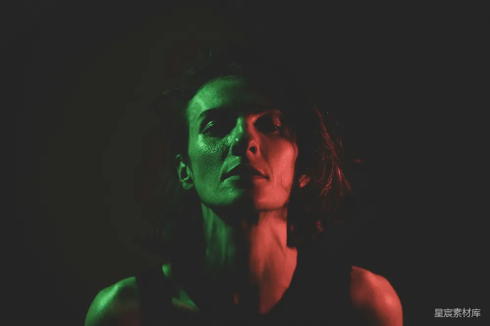 高清摄影 光影效果 女性肖像 艺术摄影 情绪表达 现代风格 光影交错的神秘女性