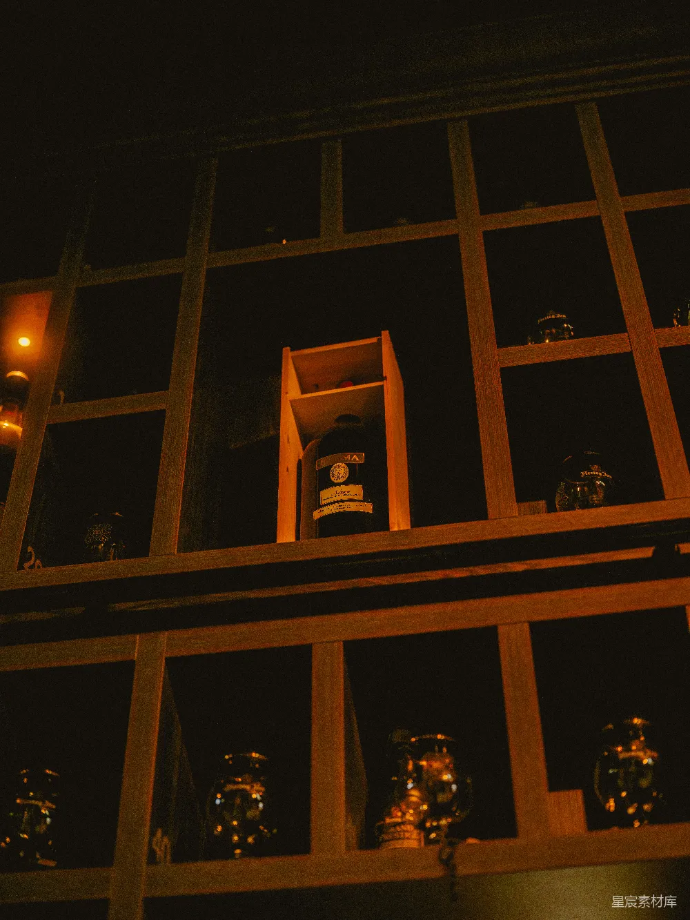 高清摄影 酒柜 夜晚 木质 装饰 复古 酒柜中的夜晚