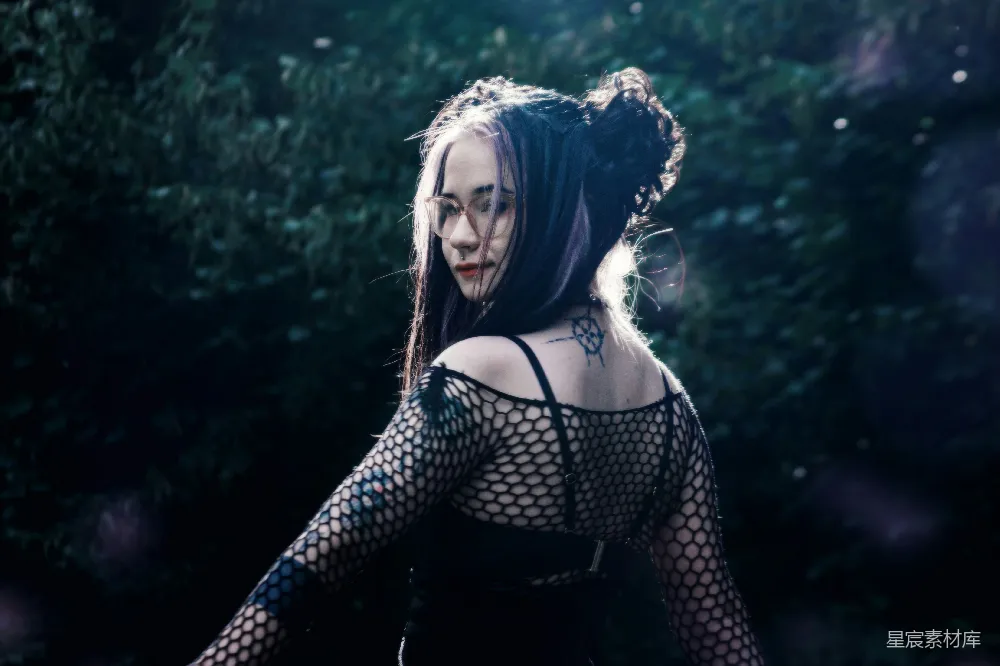 高清摄影 暗黑美学 女性 森林 神秘 时尚 神秘森林中的暗黑美学女性