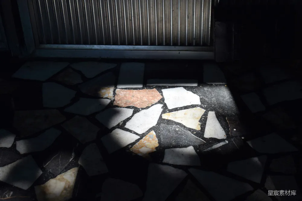 高清摄影 光影 石质地板 暗色调 艺术风格 建筑细节 光影下的石质地板