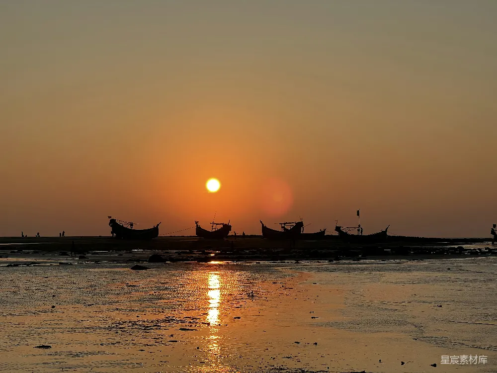 高清摄影 夕阳 渔船 宁静 自然美景 海边 夕阳下的渔村