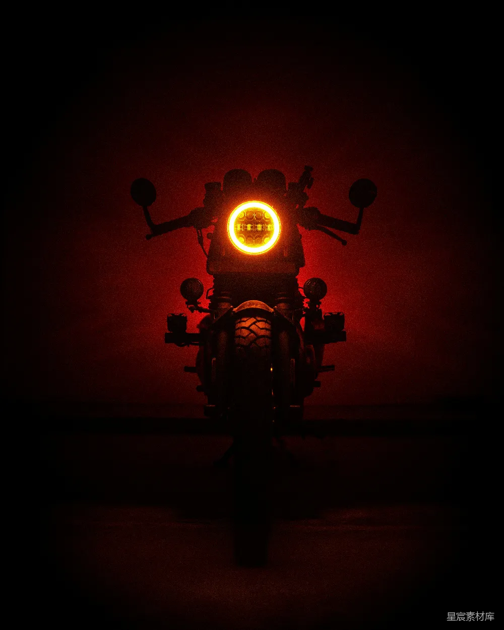 高清摄影 摩托车 夜景 光影效果 复古风格 黑暗氛围 夜色中的摩托车