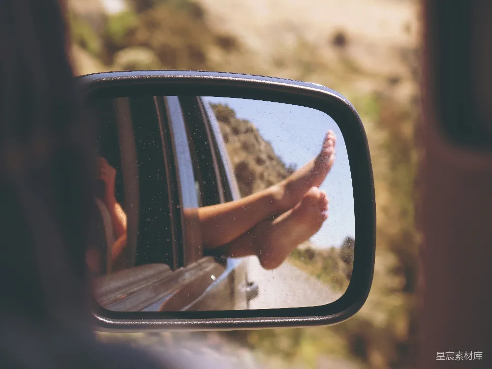 高清摄影 旅行 旅途 脚丫 窗外 自然 窗外的脚丫：旅途的惬意时光