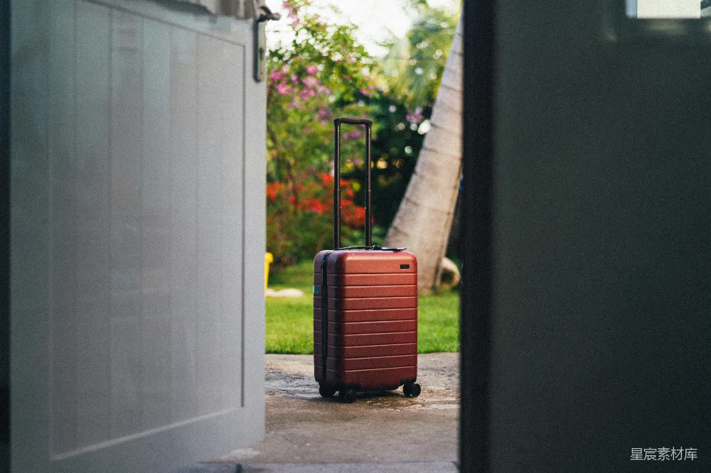 高清摄影 旅行箱 户外 旅行 静谧 夏日 旅行者的等待