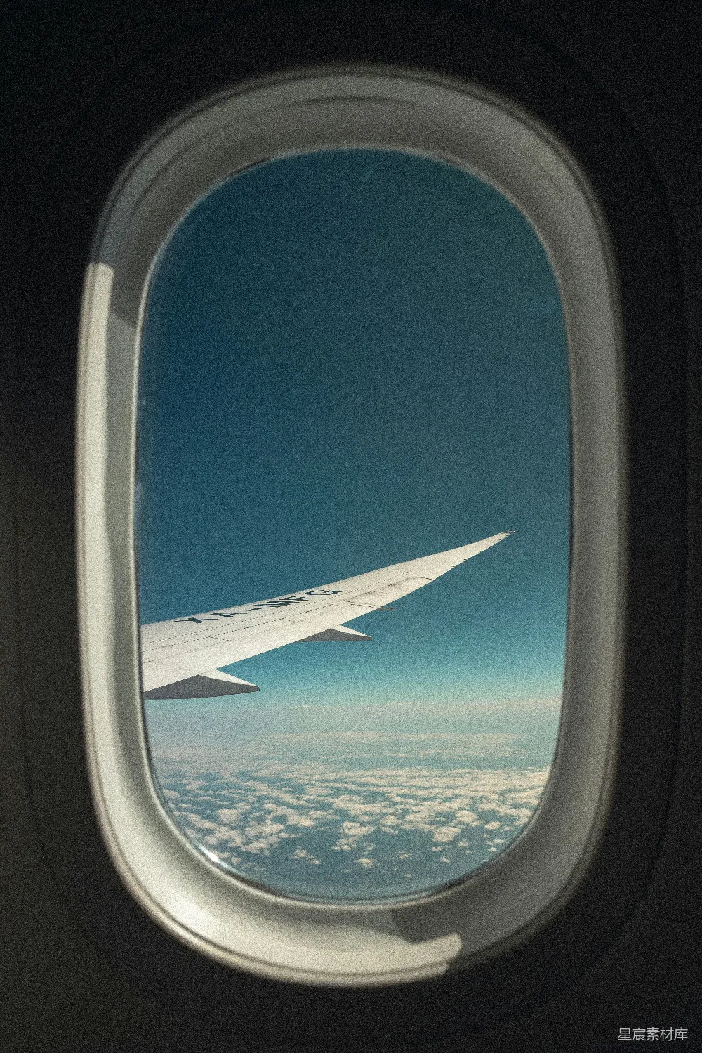 高清摄影 飞机 天空 云层 旅行 自然 飞机窗外的翅膀与云海