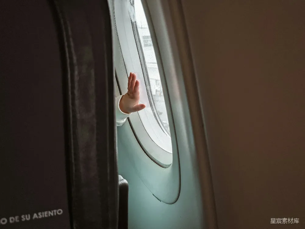 高清摄影 旅行 儿童 飞机 窗户 等待 飞机上的小手