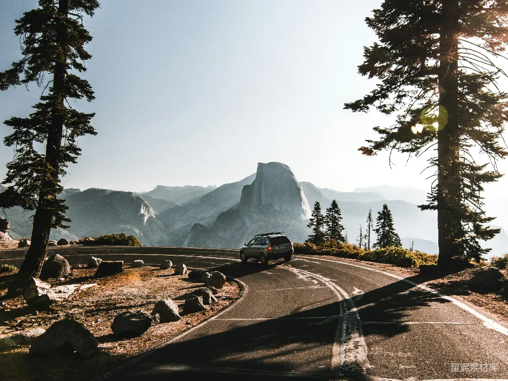 高清摄影 自然风光 汽车 户外旅行 山脉 阳光 山间公路上的旅行