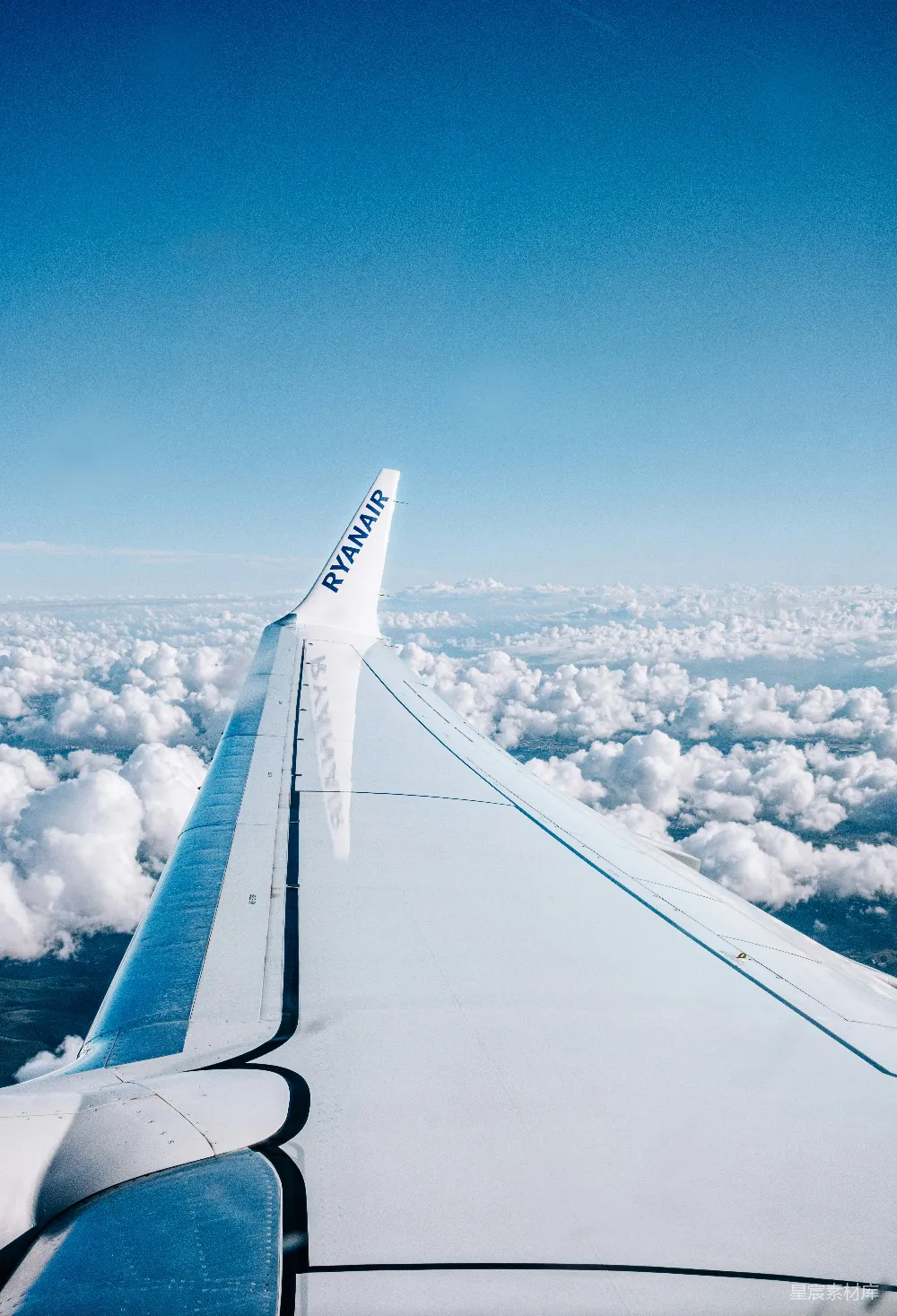 高清摄影 飞机 天空 旅行 云层 户外 蓝天白云下的飞机机翼