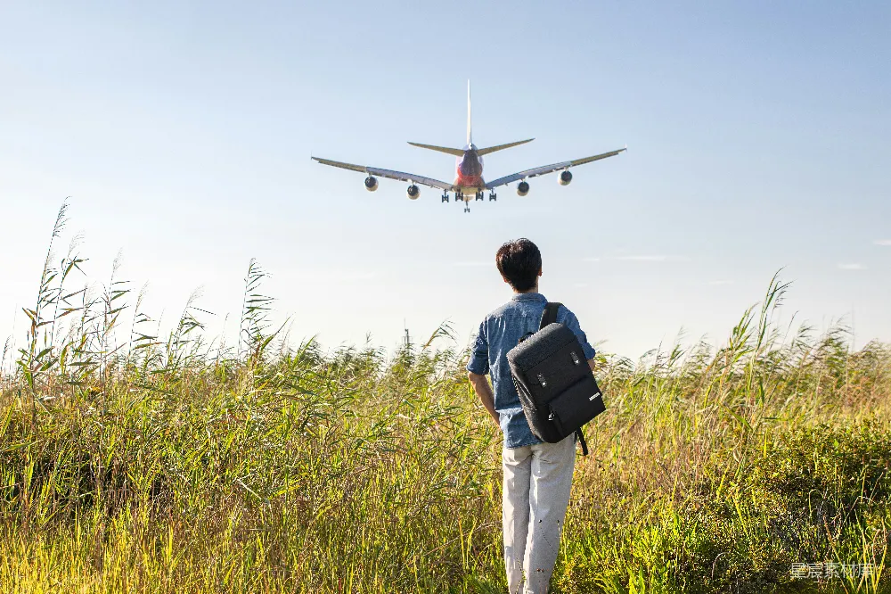 高清摄影 田野 飞机 旅行 自然 生活 田野上的旅行者与降落的飞机