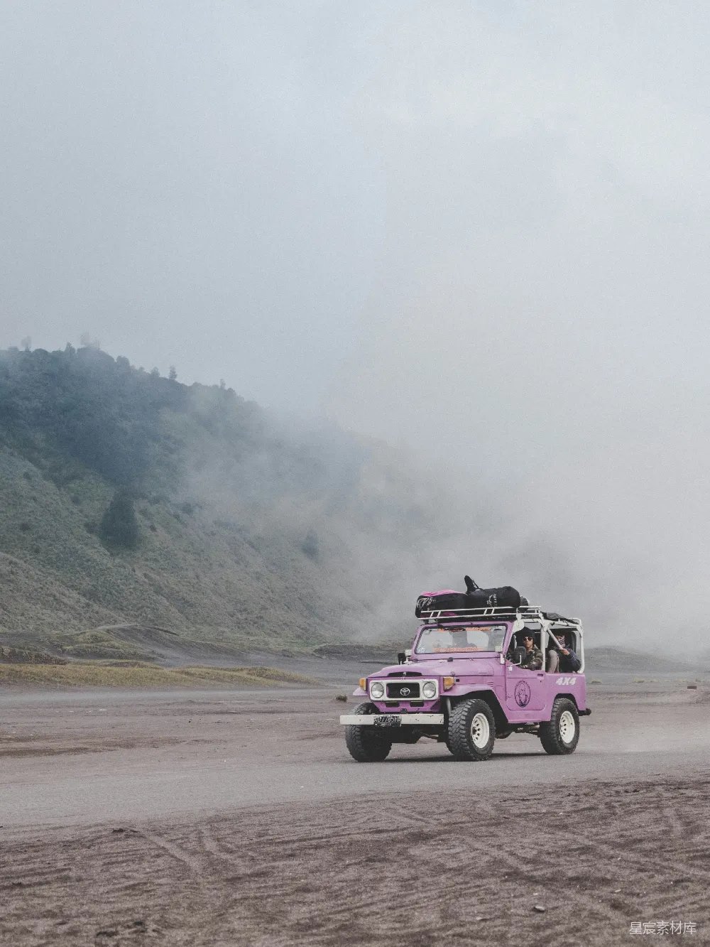高清摄影 越野车 火山 旅行 冒险 户外 火山边的粉红越野车