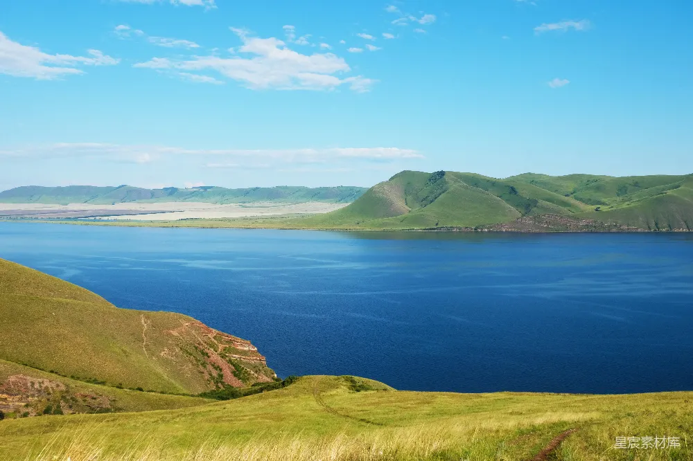 高清摄影 自然风光 宁静 湖边景色 山丘 户外 静谧的湖边与翠绿的山丘