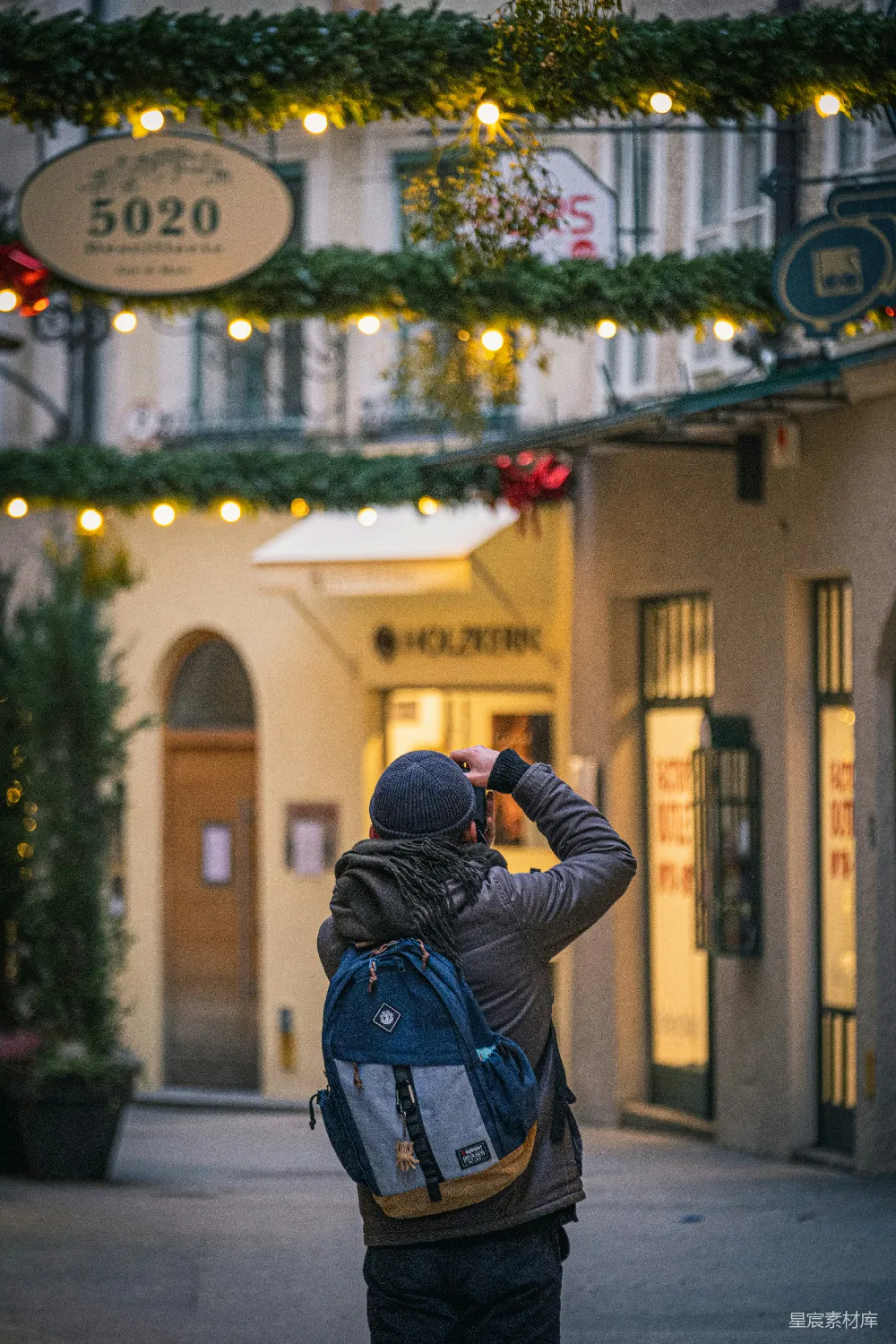 高清摄影 街头摄影 圣诞装饰 城市夜景 旅行者 户外活动 圣诞夜的街头摄影师