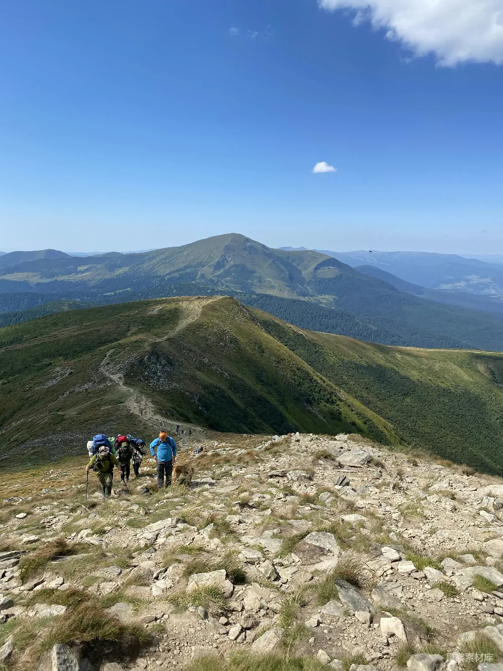 高清摄影 徒步 登山 风景 户外活动 自然 徒步登山队伍在山顶
