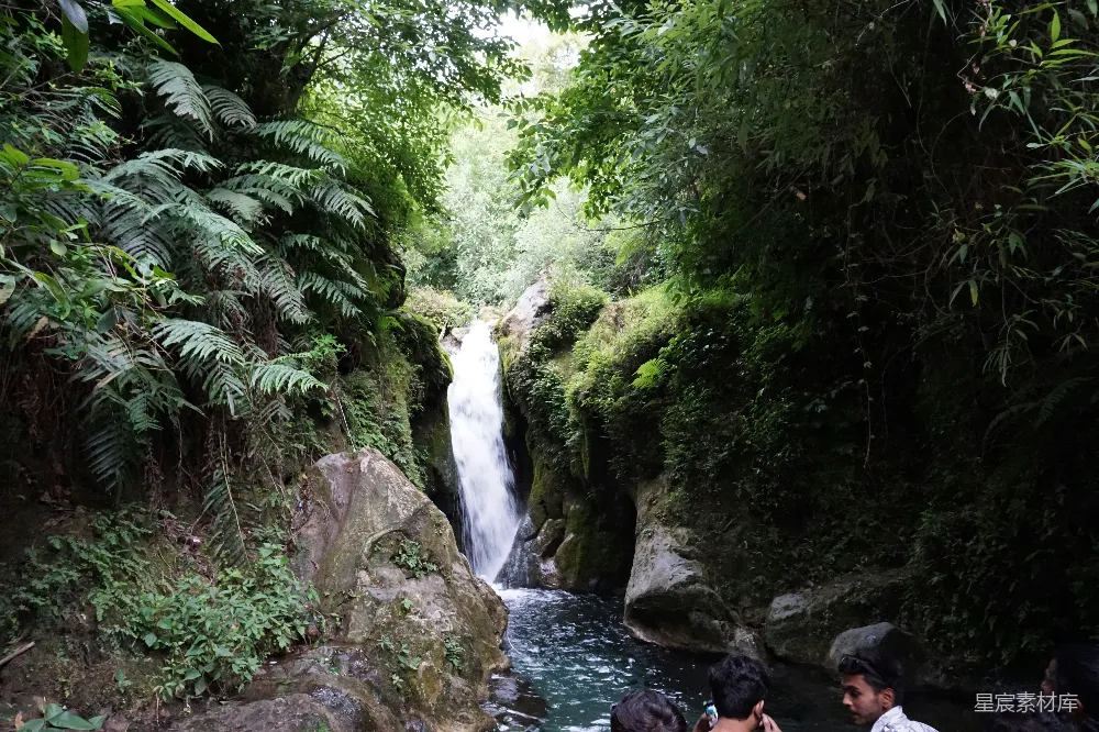 高清摄影 自然 户外 旅游 探险 风景 森林中的瀑布