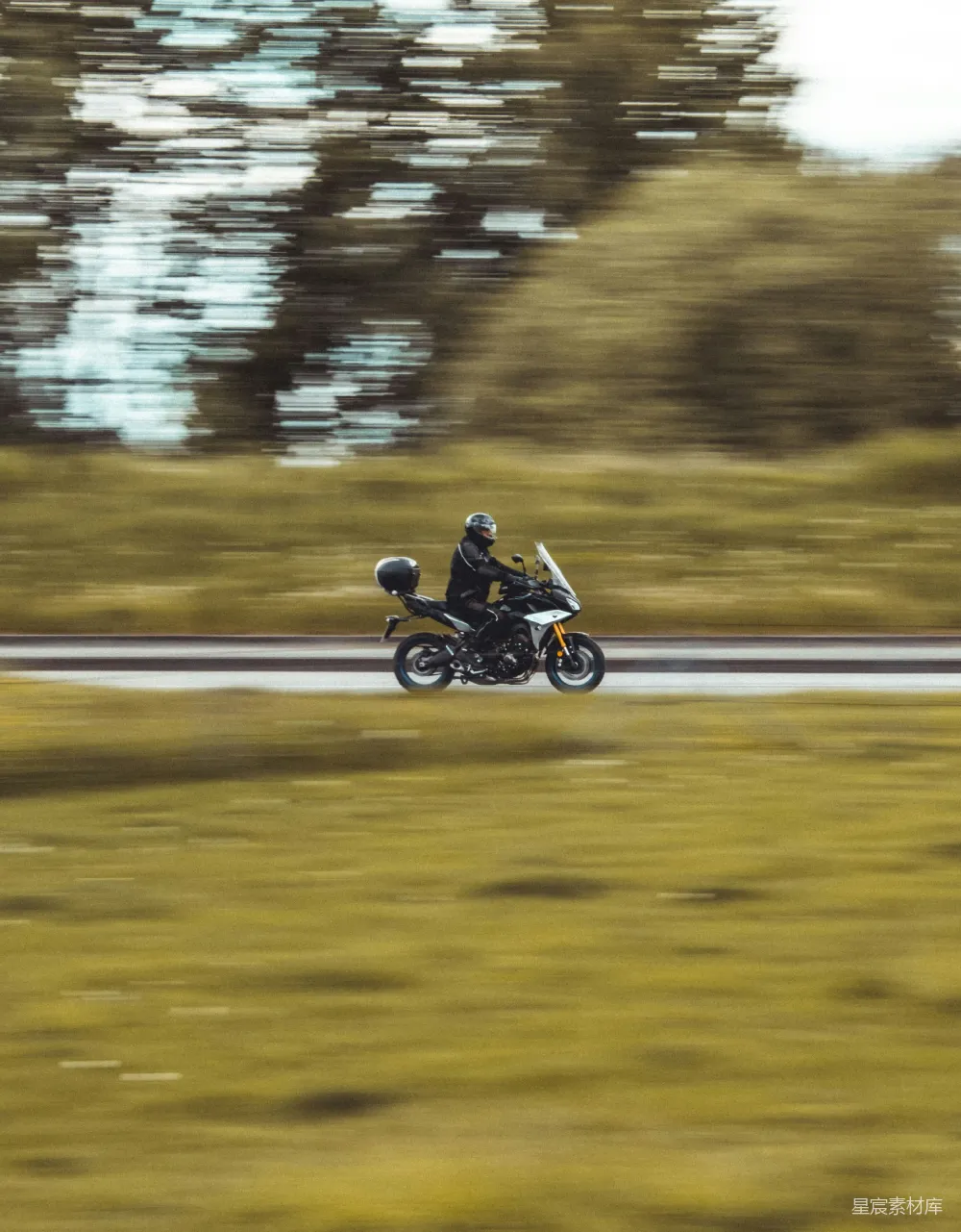 高清摄影 摩托车 速度 户外 风景 旅行 疾驰中的骑手