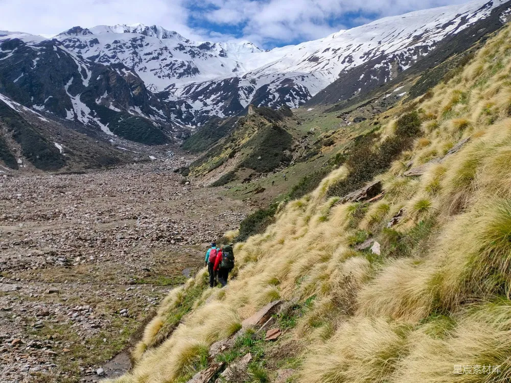 高清摄影 徒步旅行 雪山 自然风光 户外活动 冒险 雪山下的徒步旅行