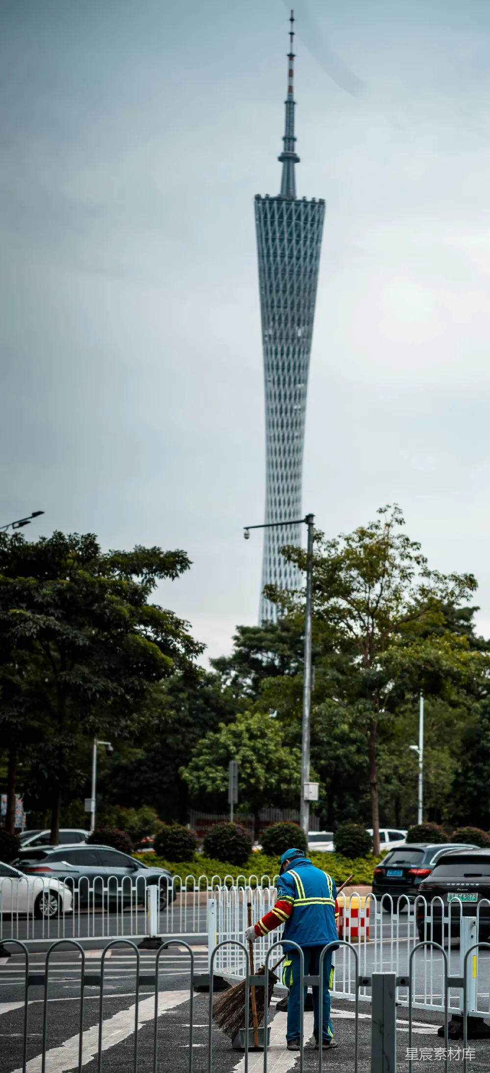 高清摄影 广州 城市风光 清洁工人 城市建筑 日常景色 广州塔下的清洁工人