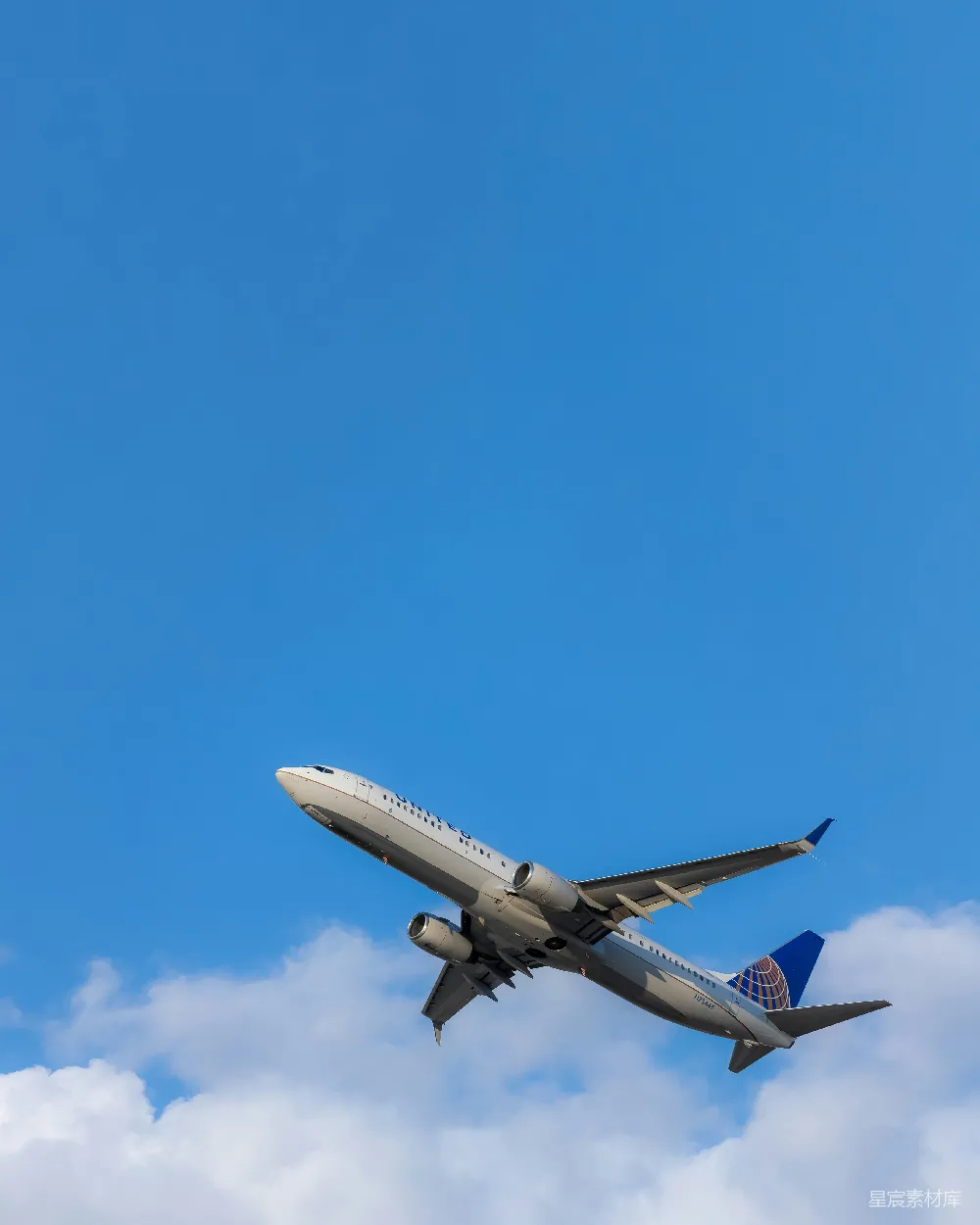 高清摄影 飞机 蓝天 白云 旅行 航空 蓝天白云下的联合航空飞机