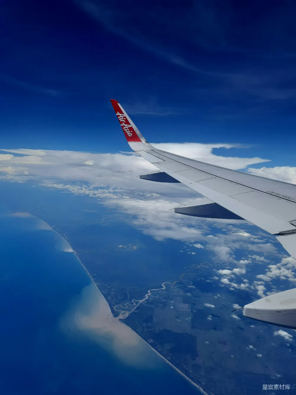 高清摄影 飞机航拍 蓝天白云 海岸线 旅行 自然风光 空中俯瞰云海与海岸线