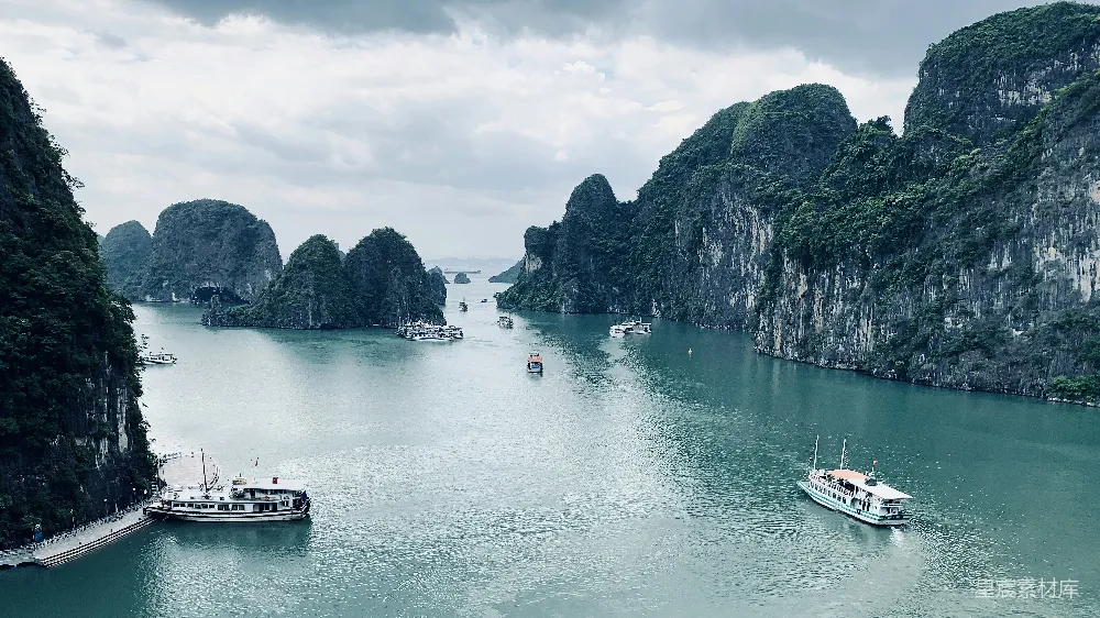 高清摄影 喀斯特山脉 海湾 旅游景点 自然风光 水上活动 壮丽的喀斯特山脉与宁静的海湾