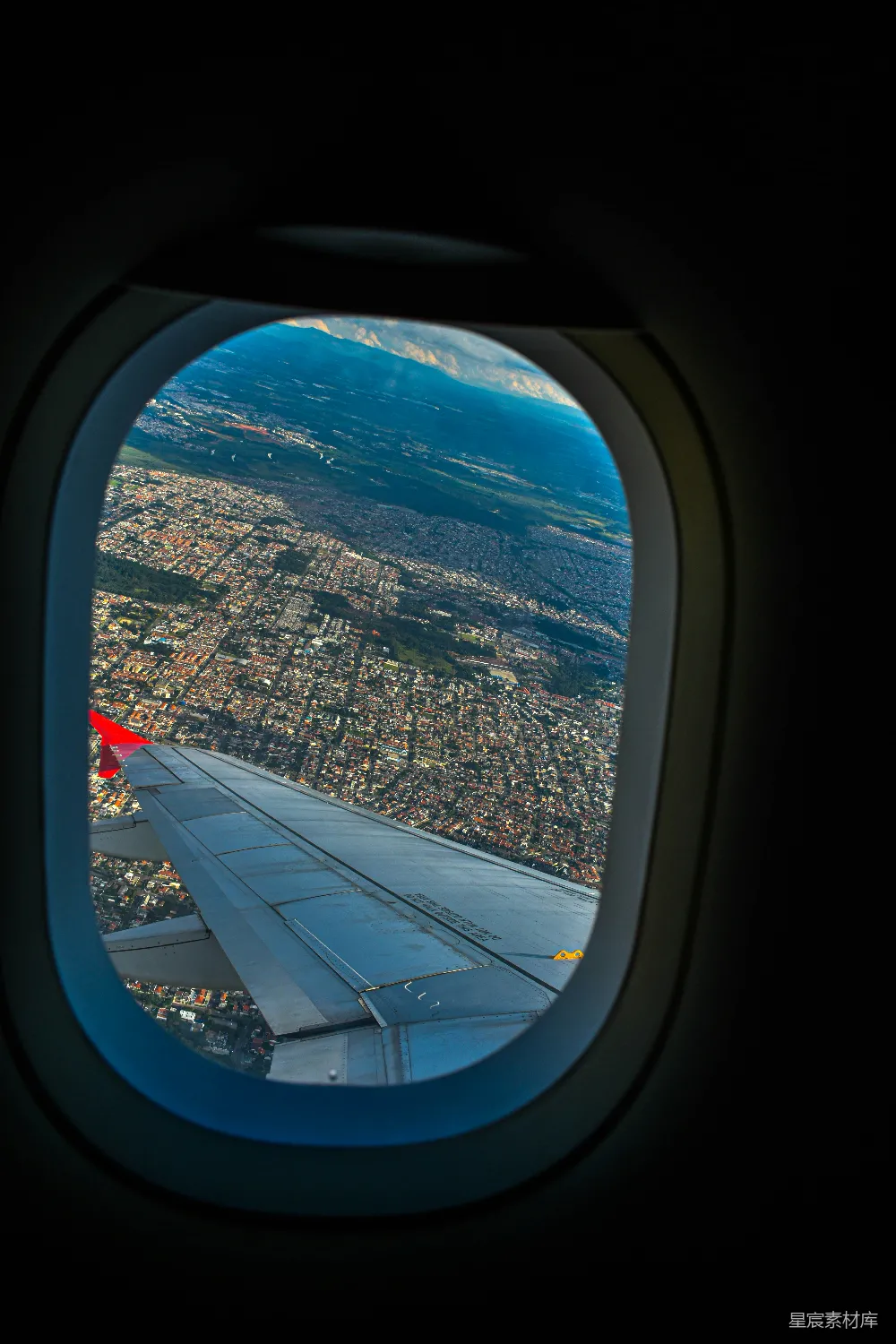 高清摄影 飞机窗 城市景观 旅行 高空视角 自然与城市 空中俯瞰城市
