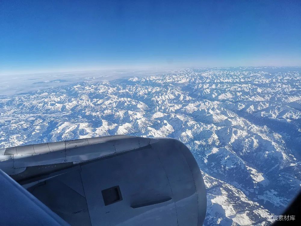 高清摄影 雪山 飞机 风景 旅行 自然 雪山俯瞰：飞机引擎视角