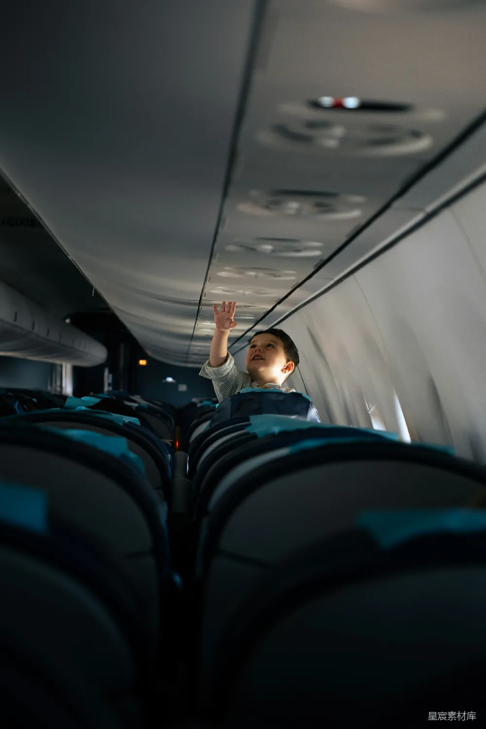 高清摄影 飞机 小孩 旅行 探险 幽默 飞机上的小探险家