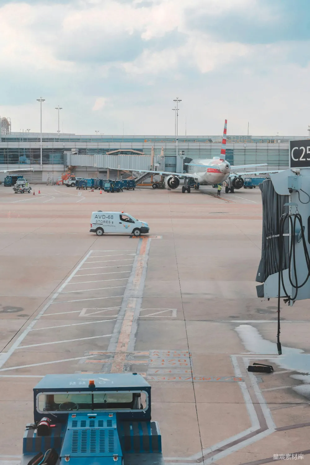 高清摄影 机场 停机坪 飞机维护 工作车辆 空港 机场停机坪上的工作场景