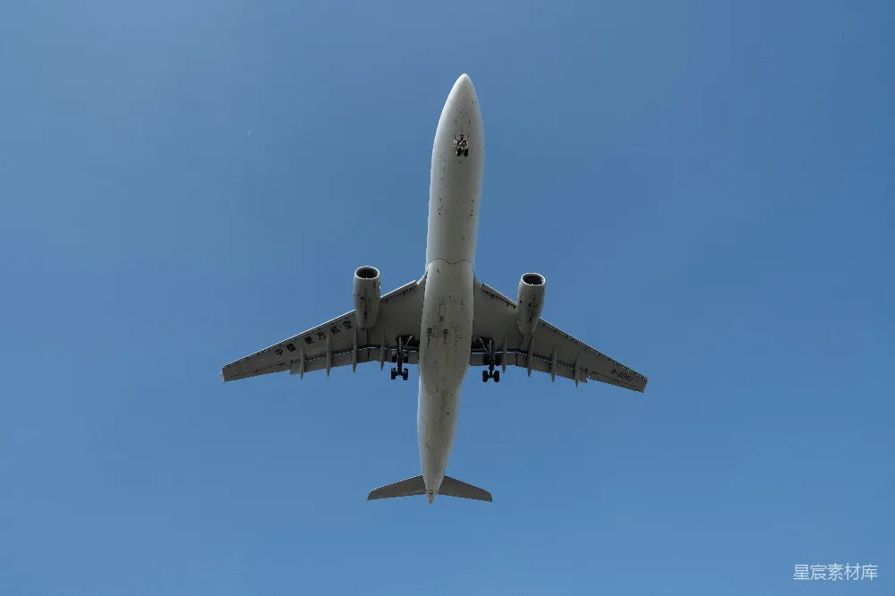高清摄影 飞机 蓝天 俯视 航空 飞行 蓝天下的飞机俯视图