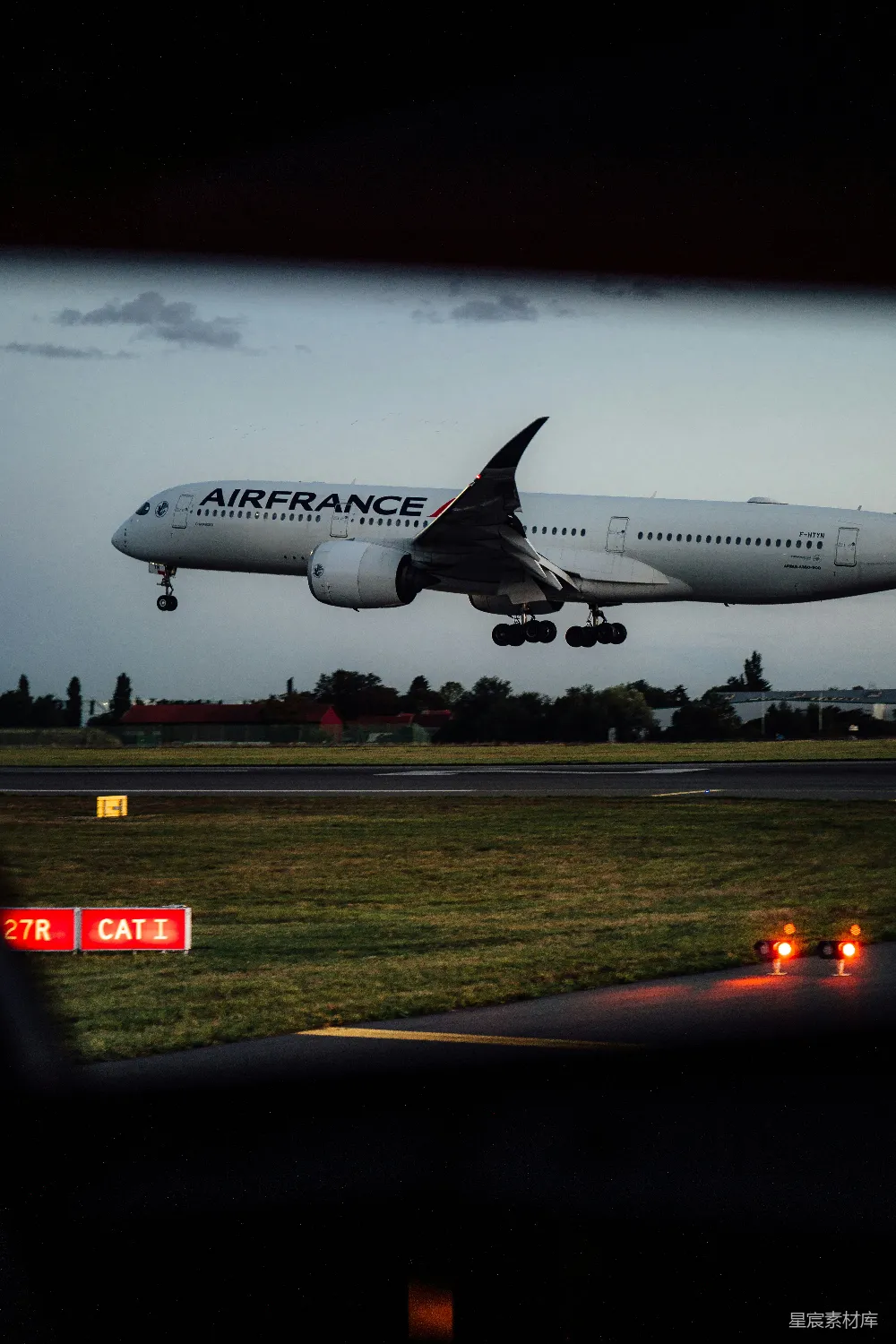 高清摄影 飞机 夜间 旅行 航空 起飞 翱翔的法国航空