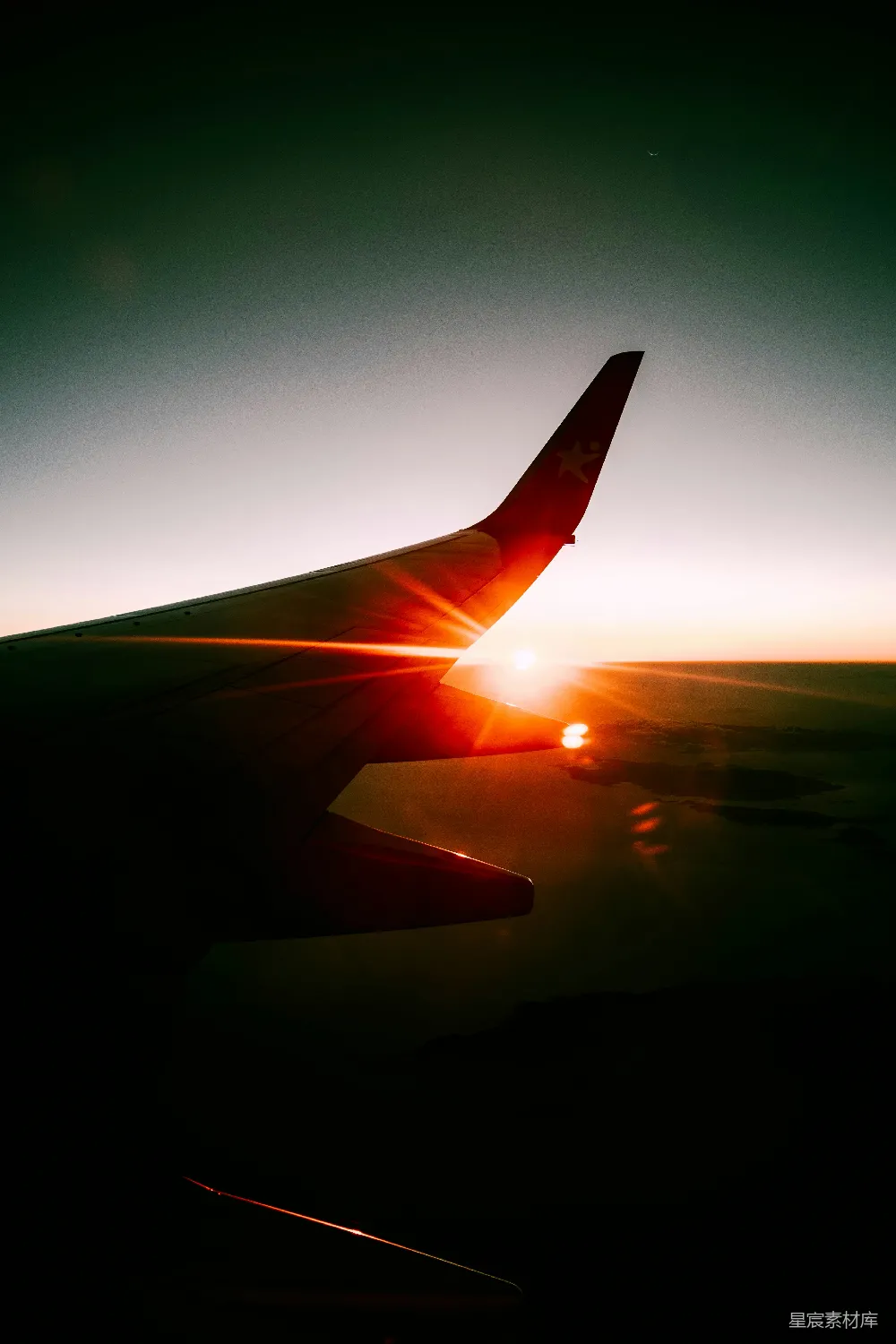 高清摄影 飞机 夕阳 旅行 自然 风景 飞机翅膀与夕阳