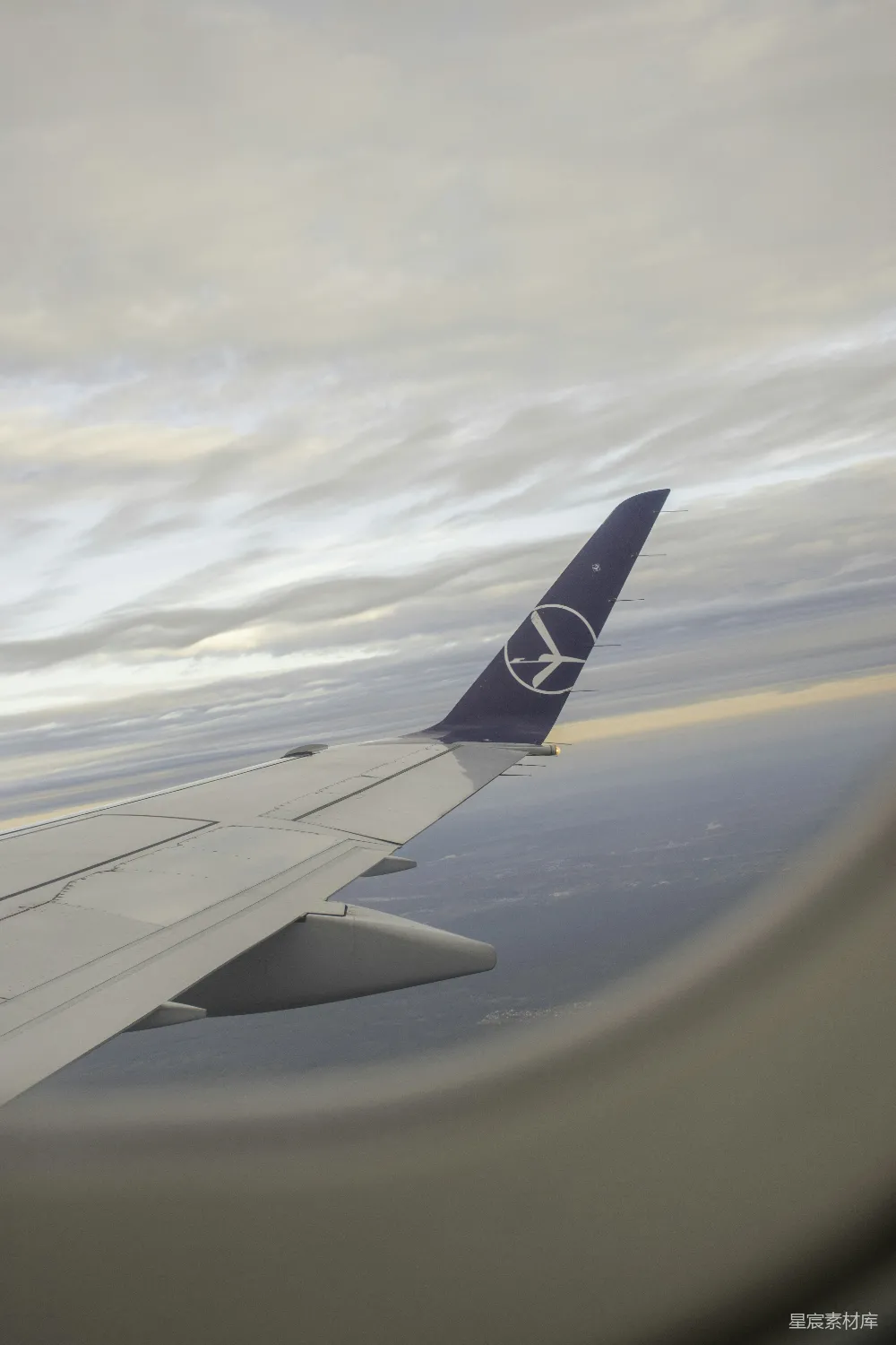 高清摄影 飞机 天空 机翼 旅行 风景 空中俯瞰，飞机翼尖与机尾标志