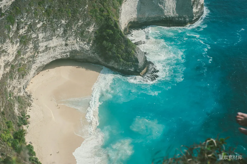 高清摄影 海滩 海岸线 自然美景 宁静 摄影 隐蔽的海滩与碧蓝的海浪