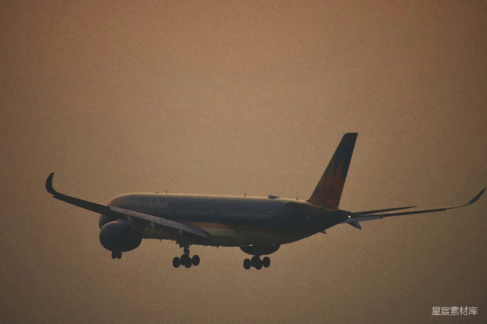 高清摄影 飞机 越南航空 日落 飞行 机场 越南航空的飞机在日落时降落