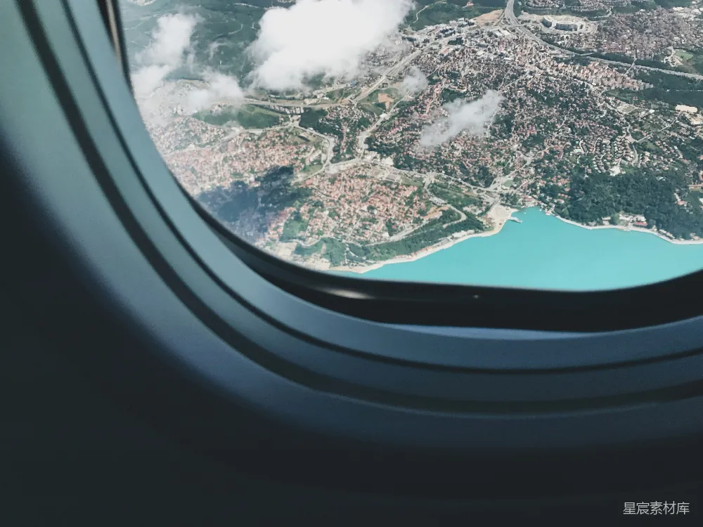高清摄影 风景 旅行 空中视角 城市 湖泊 飞机窗外的风景