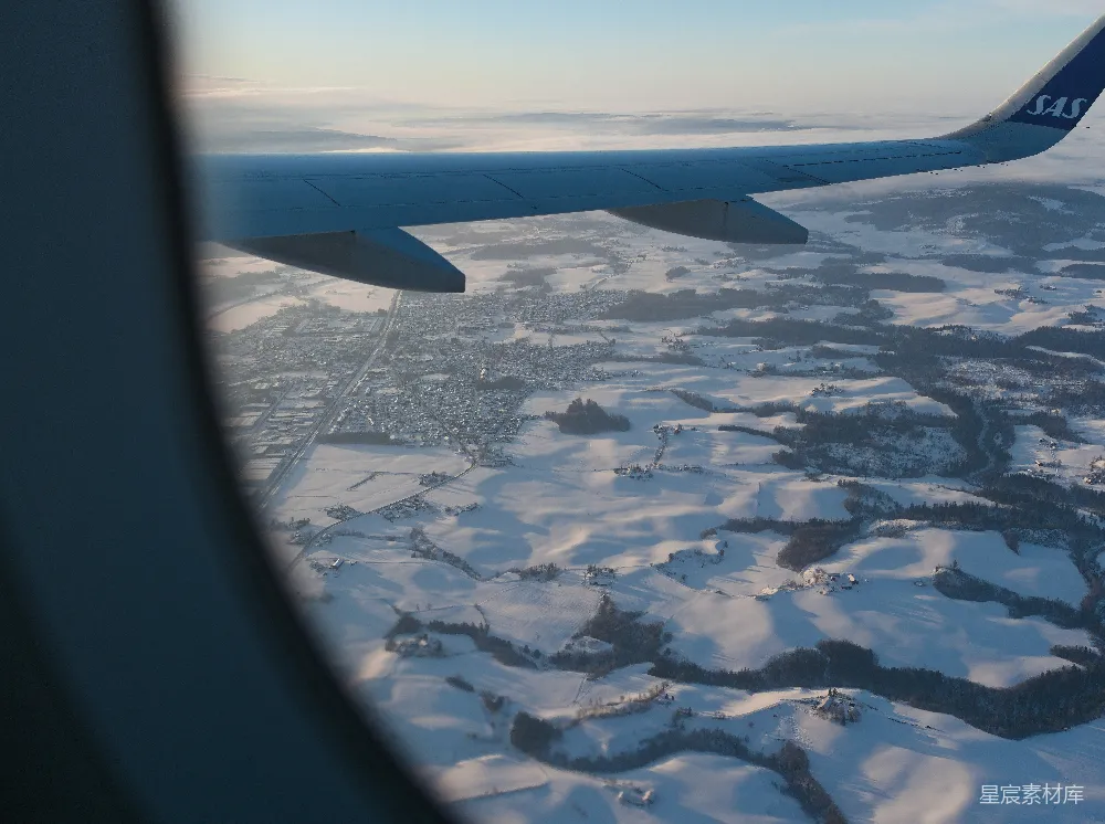 高清摄影 空中视角 雪景 冬季 冰岛 飞机 空中俯瞰雪景：冰岛的冬季美景