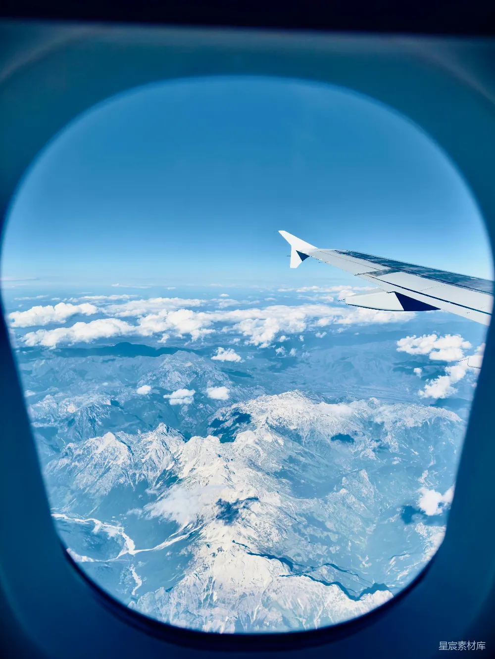 高清摄影 雪山 蓝天 飞机 旅行 自然 飞机窗外的壮丽雪山