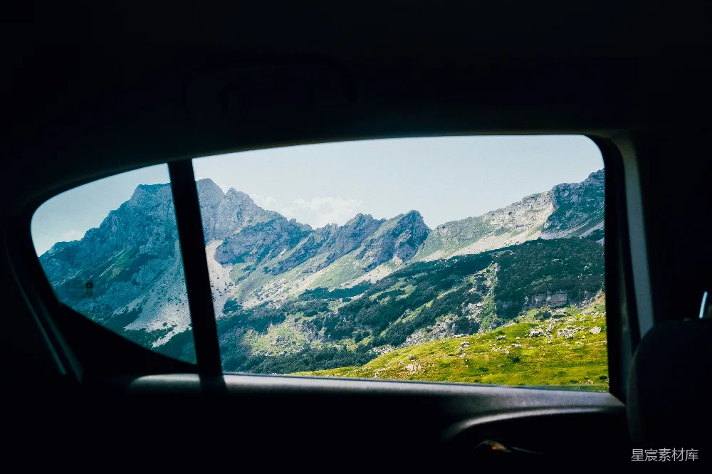 高清摄影 山景 车内拍摄 自然风光 旅行 宁静 车内视角：山间的宁静