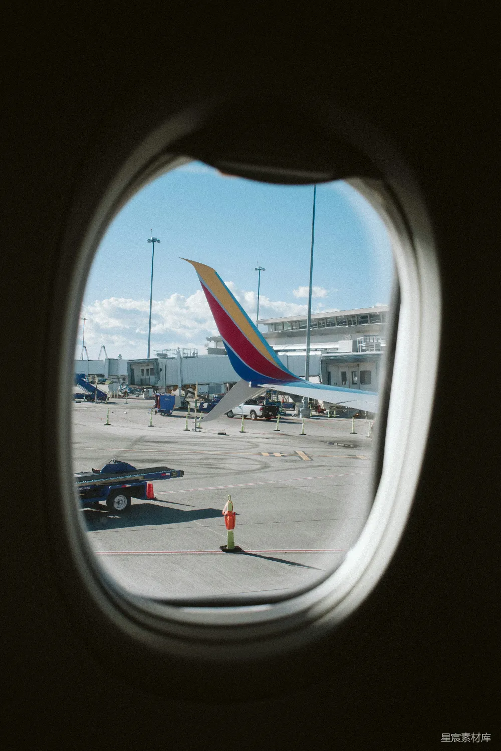 高清摄影 飞机 窗外 机场 旅行 航空 飞机窗外的机翼与机场景象