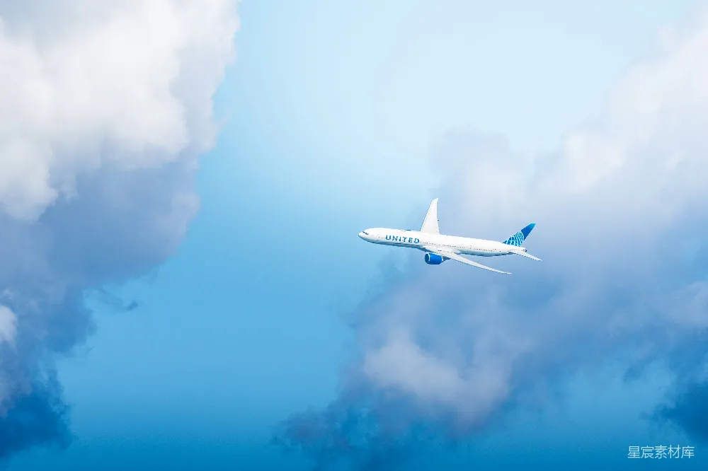 高清摄影 飞机 蓝天 云朵 旅行 航空 翱翔云端的联合航空飞机