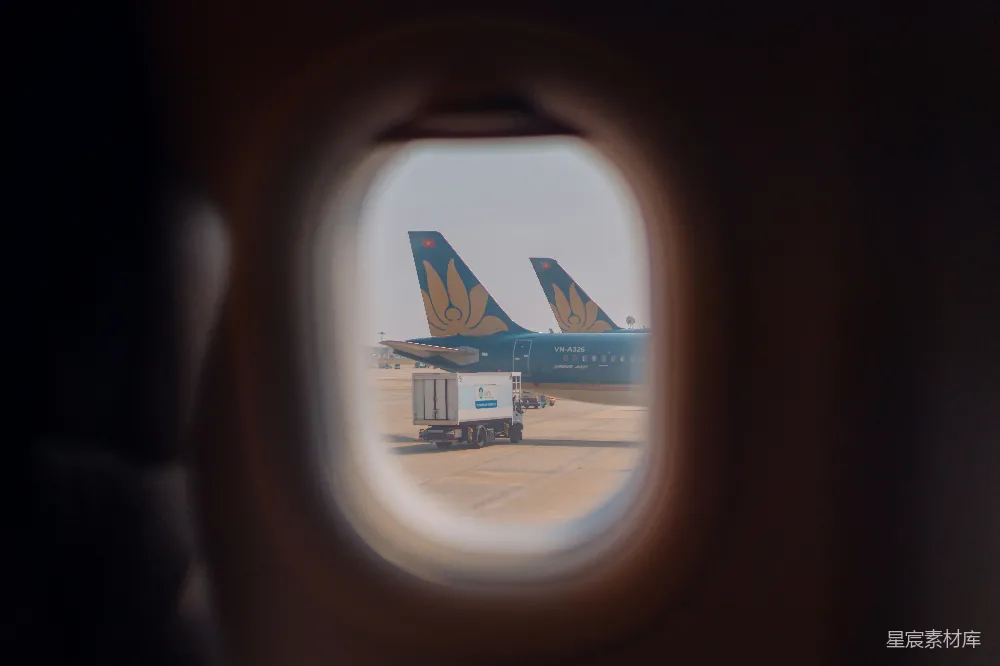 高清摄影 飞机 停机坪 窗口 旅行 航空 透过飞机窗户看停机坪