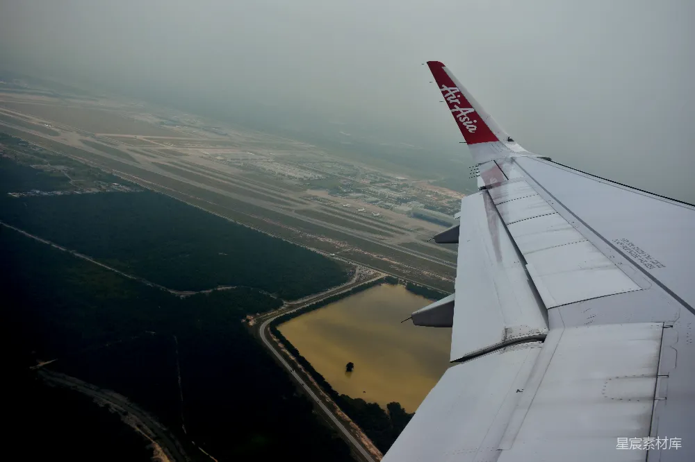 高清摄影 飞机 机场 森林 航拍 旅行 空中俯瞰机场与森林