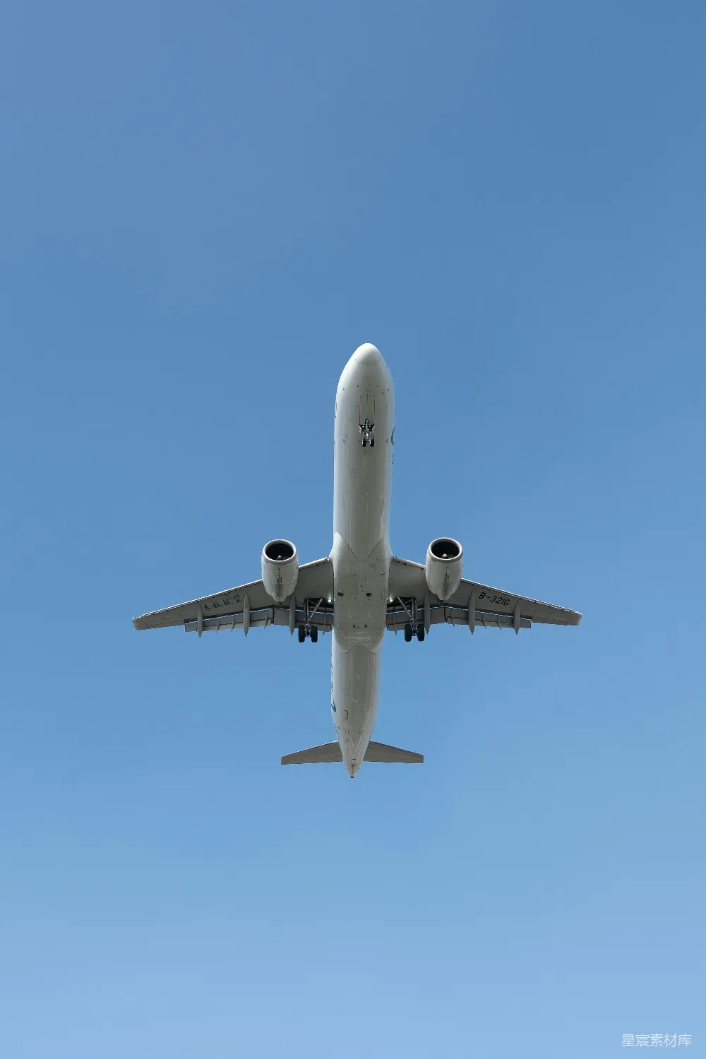 高清摄影 飞机 蓝天 俯视图 旅行 交通 蓝天下的飞机俯瞰
